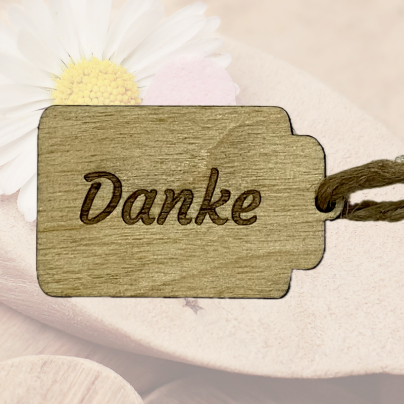 Geschenkanhänger aus Holz mit Juteband